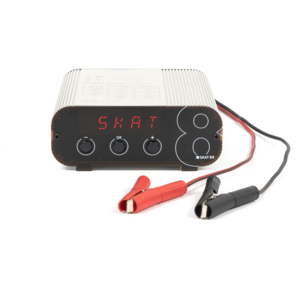 248 Компактное автоматическое зарядное устройство для аккумуляторов  (АКБ),  заряжает все типы свинцово-кислотных АКБ,  включая автомобильные. Ток заряда до 8А. IP 50.